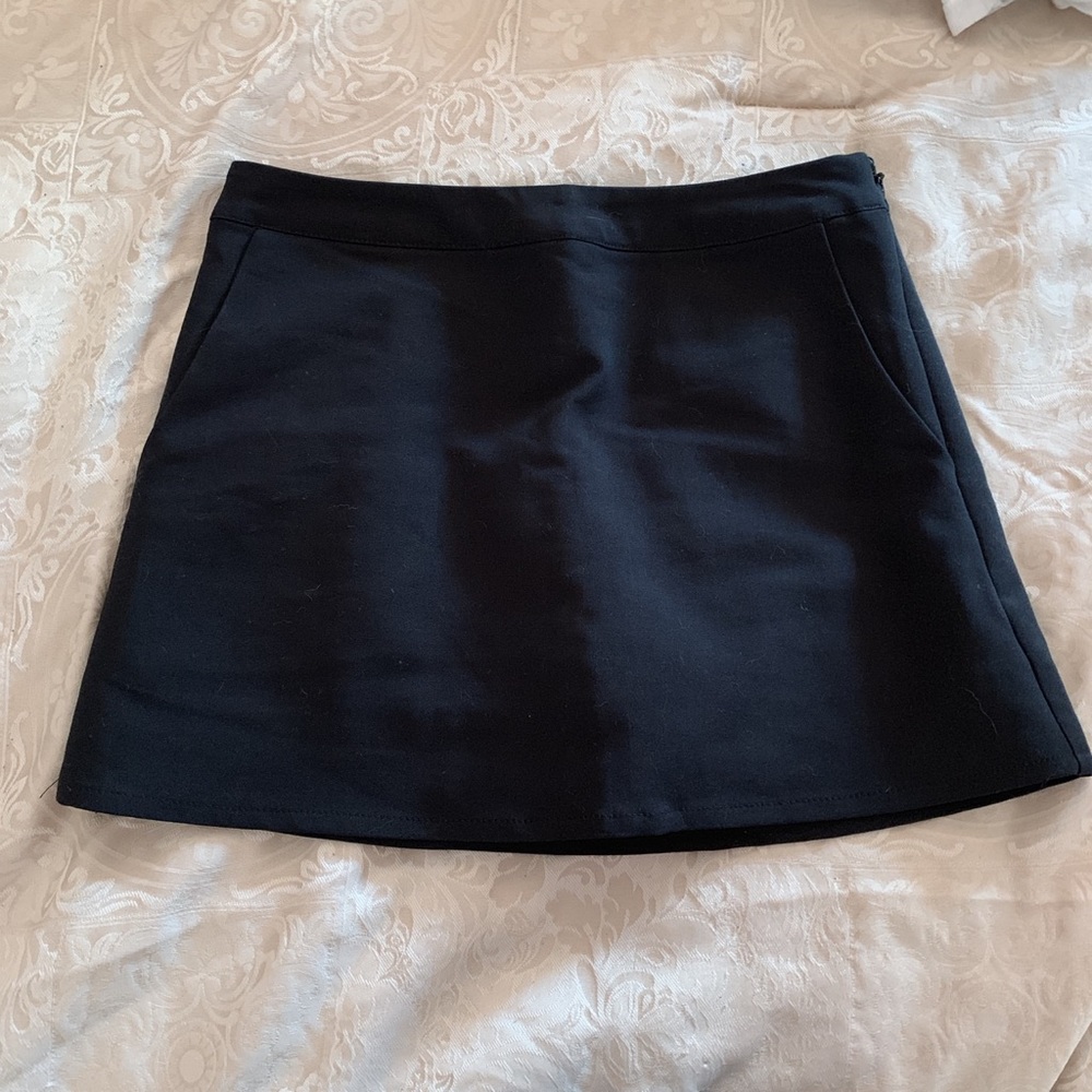 Forever 21 classic woven black skort